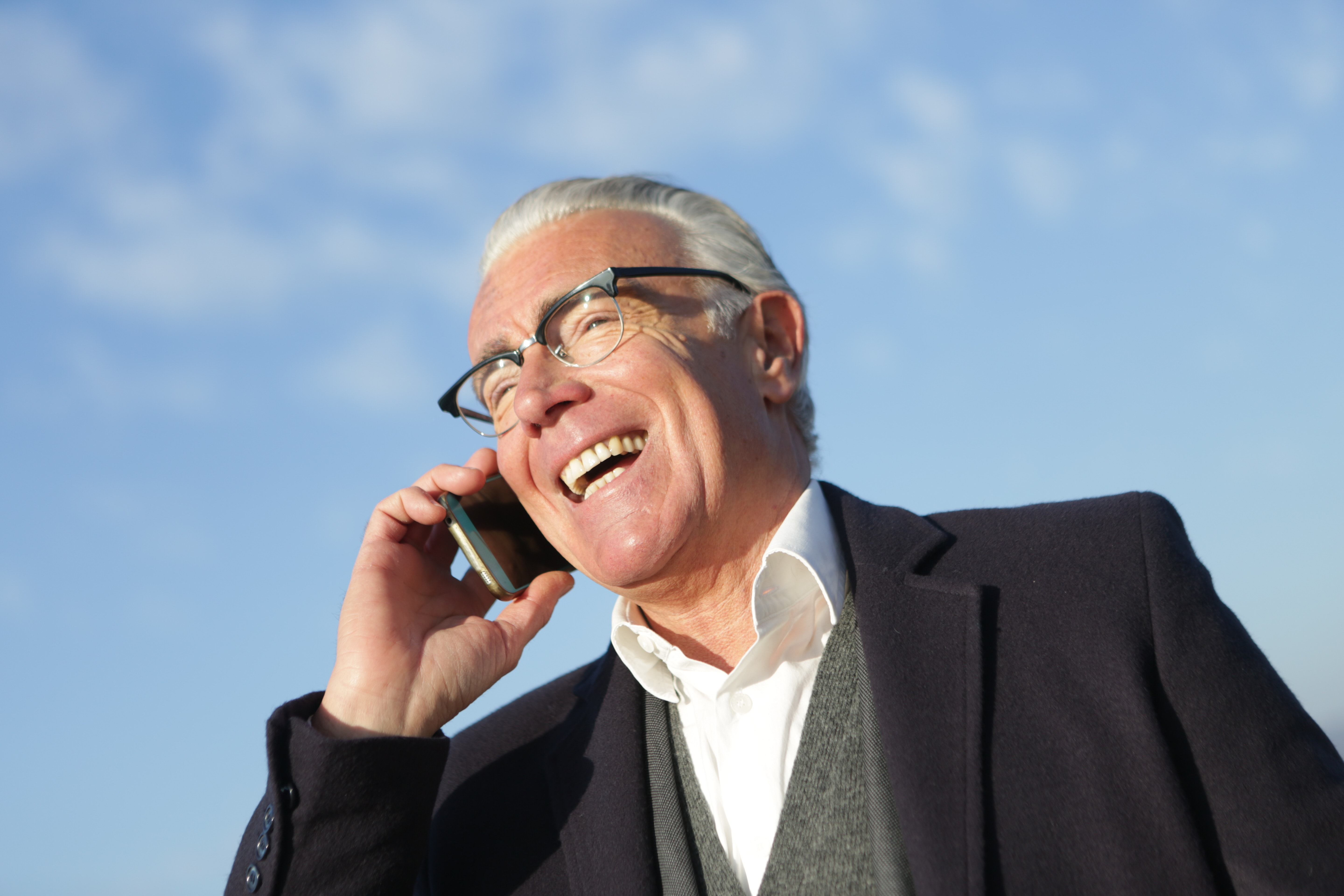 Découvrez les téléphones portables et smartphones adaptés pour les séniors