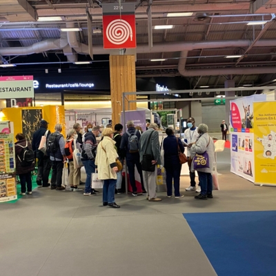 Bain de foule au stand Famille-Seniors-en-Ligne