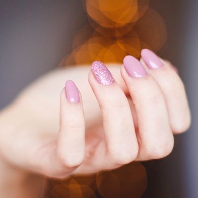 Mesdames, messieurs, n'oubliez pas vos ongles